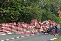 Tidak Kuat Menanjak, Truk Bermuatan Bir Kaleng Terbalik