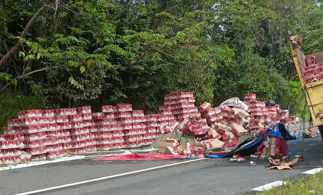 Tidak Kuat Menanjak, Truk Bermuatan Bir Kaleng Terbalik