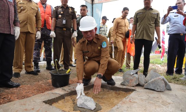 Bupati Bangka Meletakkan Batu Pertama Pembangunan Gapura