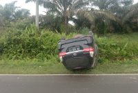 Diduga Jalan Licin, Sebuah Avanza Terbalik di Desa Tebing