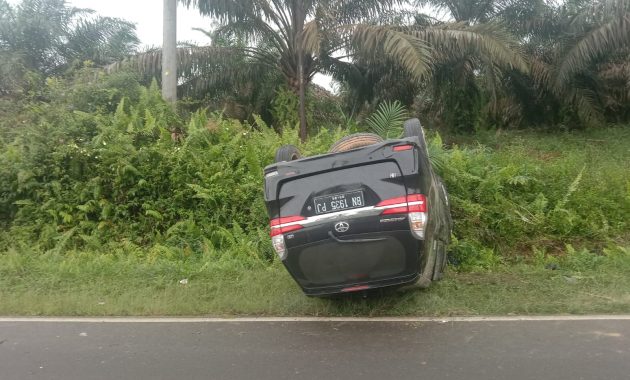 Diduga Jalan Licin, Sebuah Avanza Terbalik di Desa Tebing