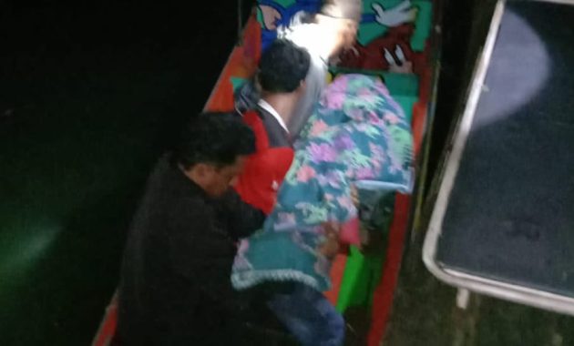 Tidak Ada Ambulans Laut, Kades Pongok Angkut Jenazah Pakai Perahu