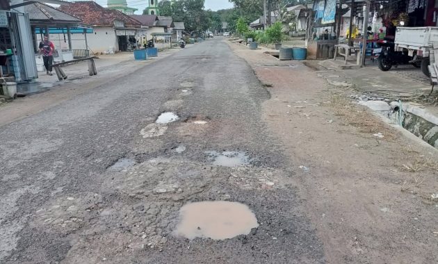 Jalan Berlubang Rawan Kecelakaan Bikin Pengendara Resah