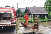 3 Damkar Gerak Cepat Sedot Genangan Banjir