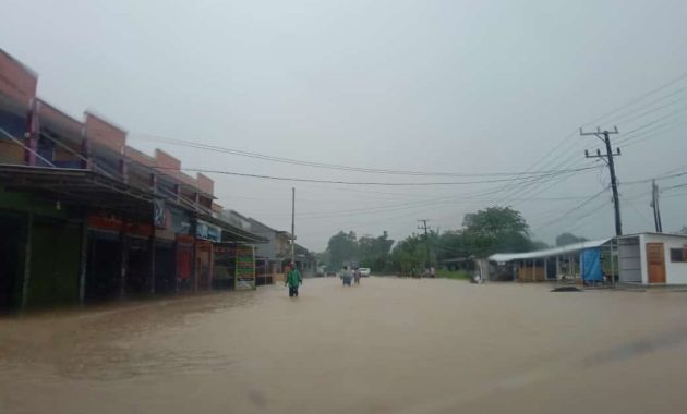 Hujan Seharian, Jalan Penghubung di Desa Kimjung Terendam