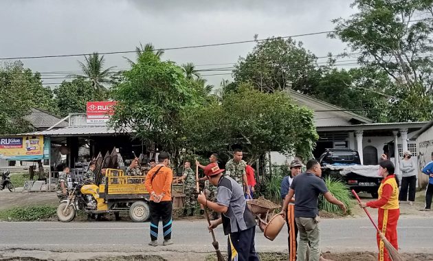 Batalyon Infanteri 147/KGJ dan Warga Gotong – Royong Bersihkan Lingkungan