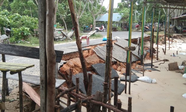 Selain Jalan, Abrasi Pantai Batu Berani Hancurkan Pondok Pedagang