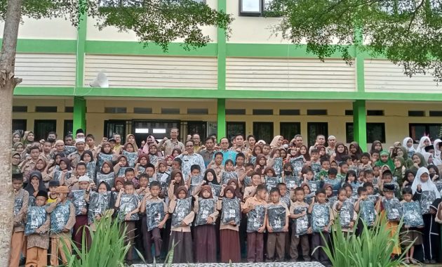 Bupati Kucur Bantuan Peralatan Sekolah se-Kecamatan Namang