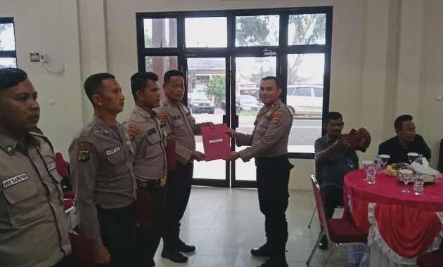 Polres Bangka Barat Potong Tumpeng HUT Satpam ke – 42