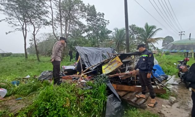 Avanza Seruduk Warung Gorengan Tewaskan Pemiliknya