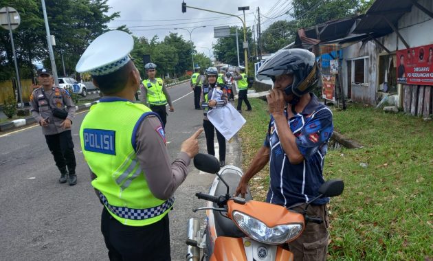 Operasi Keselamatan Menumbing, Sat Lantas Bagikan 25 Helm