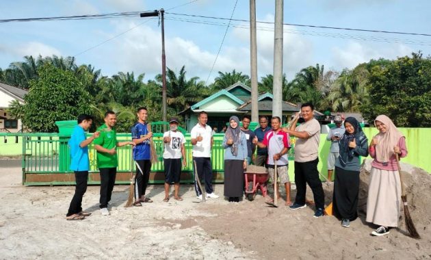 Kades Sekar Biru Ajak Warga Gotong – royong Bersih – Bersih Masjid