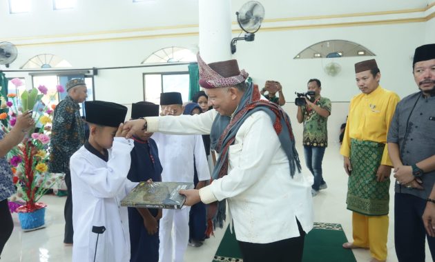 Pesta Adat Desa Pusuk Diawali Arak – Arakan Santri Khatam Qur’an