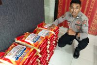 Polsek Jebus Bagikan 25 Paket Beras kepada Masyarakat