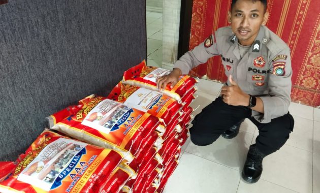 Polsek Jebus Bagikan 25 Paket Beras kepada Masyarakat