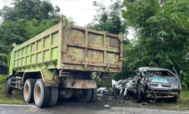 Tabrakan Truk dan Pick Up di Tikungan, Satu Orang Tewas