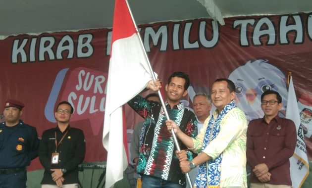 KPU Bangka Barat Terima 18 Bendera Parpol Peserta Pemilu 2024 dari Bangka Tengah