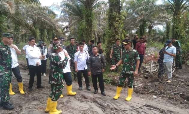 Bupati, Danrem dan Pejabat Lainnya Jalan Kaki Tinjau Lokasi TMMD