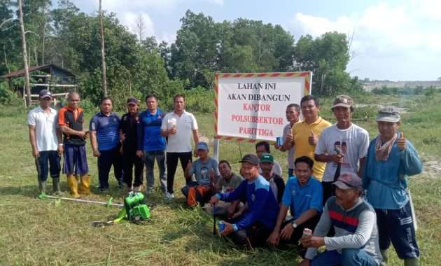 Kades Sekar Biru dan Warga Gotong – Royong Bersihkan Lahan Polsubsektor Parittiga