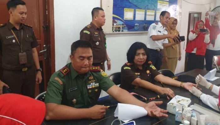 Warga Serbu Pemeriksaan Kesehatan dan Donor Darah Kejari Basel