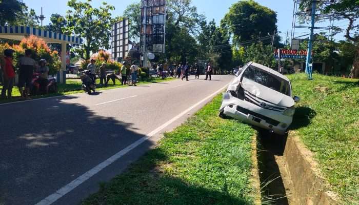 Yamaha Vixion Ditabrak Avanza, 1 Korban Luka Serius