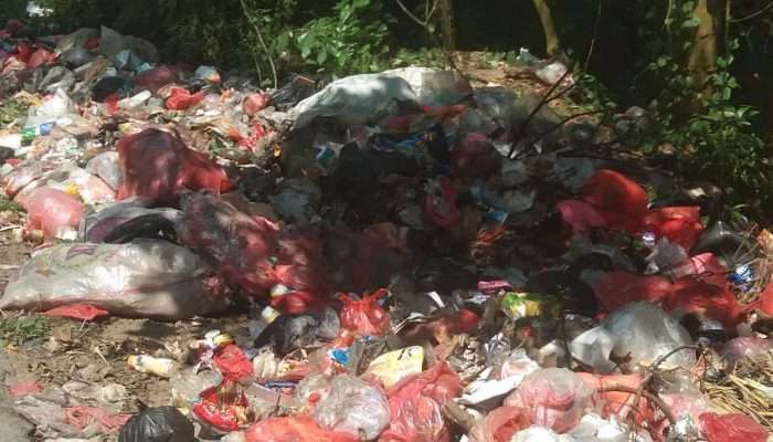 Sampah Berserakan di Jalan Kampung Air Samak Mentok