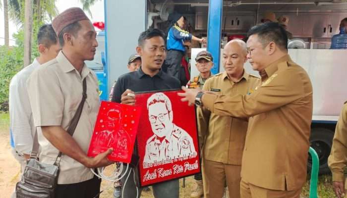 Lampu Hias dari Pipa Paralon Karya Iwan Sanjaya Bikin Riza Terpukau