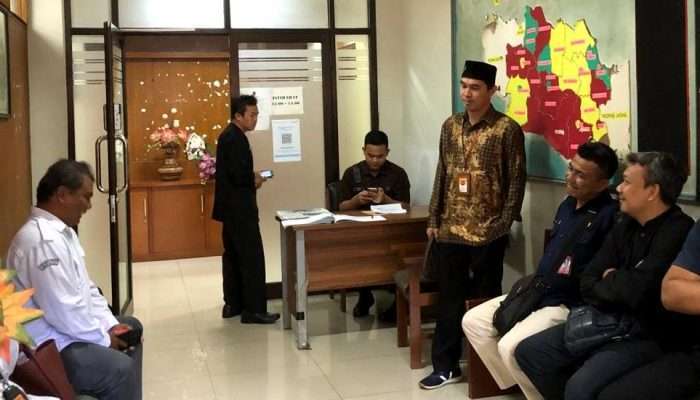 Bawaslu Basel Awasi Verifikasi Syarat Bacaleg di Dinas Pendidikan Jabar