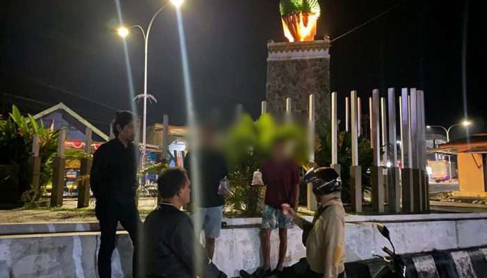 Patroli Polisi Amankan 3 Orang Konsumsi Miras di Tugu Duren