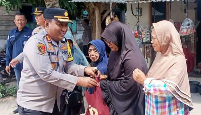 Polres Bangka Selatan Gelar Bansos Air Bersih untuk Warga Gang Kenari