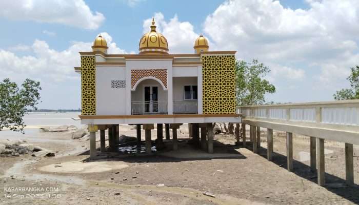 Masjid Terapung, Daya Tarik Pantai Tanjung Putat Belinyu