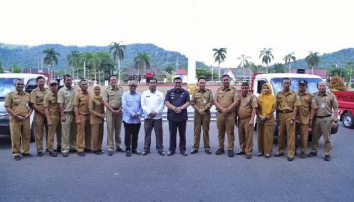 Pj Bupati Bangka Serahkan 7 Unit Mobil Pengangkut Sampah