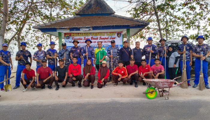 Dir Polairud Babel dan Masyarakat Bersih – Bersih Pantai Pasir Padi