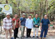 Rektor Universitas Galuh Ciamis Tertarik dengan Kayu Medang di Hutan Pelawan