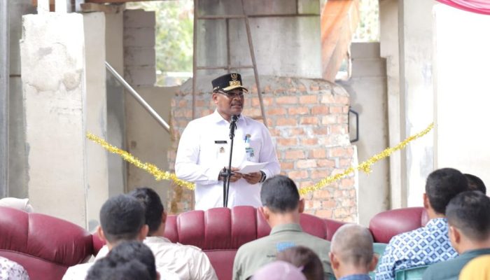 Pj Gubernur Babel Bantu Packing Produk  Penyulingan Minyak Atsiri