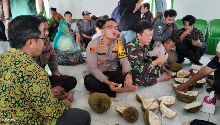 Si Cantik Manis Belum Tampil pada Acara Makan Durian Bersama di Desa Pangek