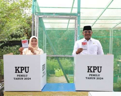 Pj Gubernur Babel dan Istri Nyoblos di TPS 17 Padanglama