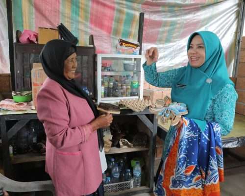 Kunjungi KUB Kerajinan Tenun di Beltim, Safriati Janji akan Datang Lagi