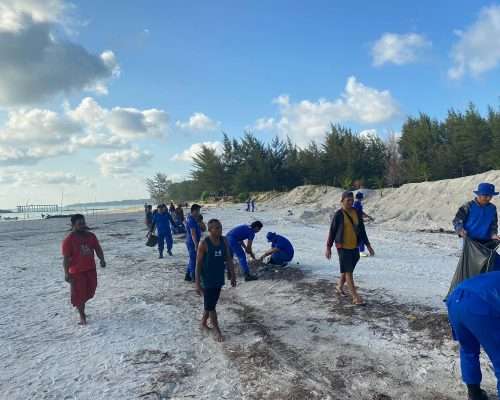 Polairud Ajak Masyarakat Bersih-bersih Pantai