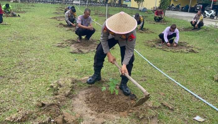 Polsek Mendo Barat Dukung Ketahanan Pangan, Ubah Lahan Tidur Jadi Kebun Pepaya