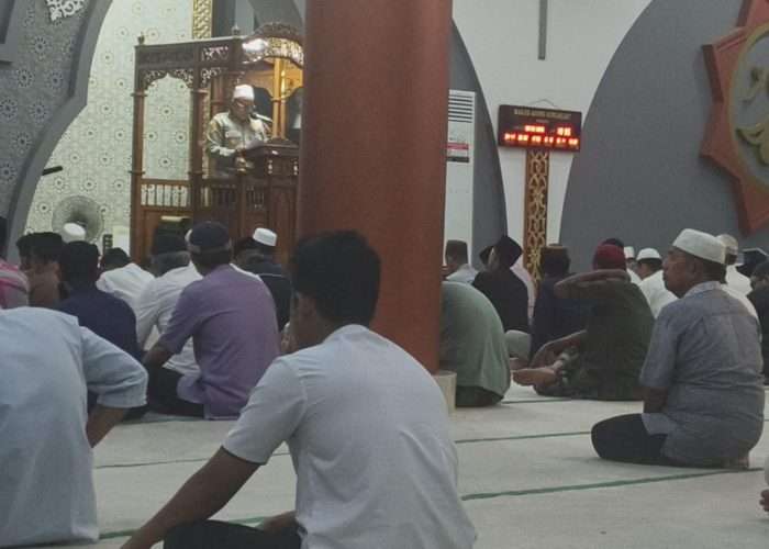 Kabag SDM Polres Bangka Sampaikan Kultum di Masjid Agung Sungailiat