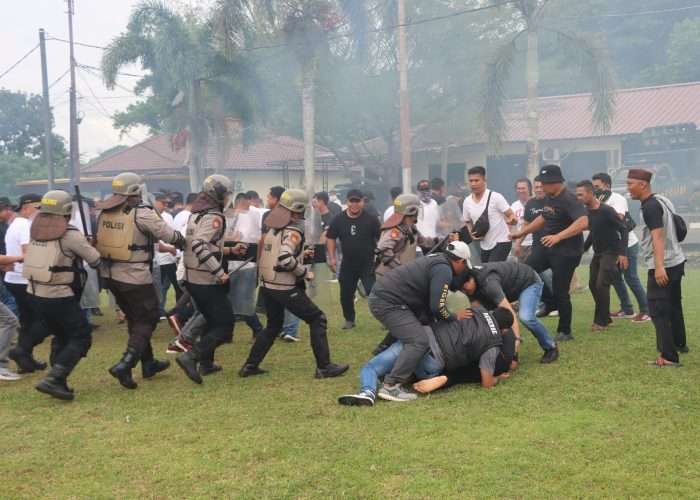 Ribuan Massa Serbu KPU, Polisi Tembakkan Gas Air Mata