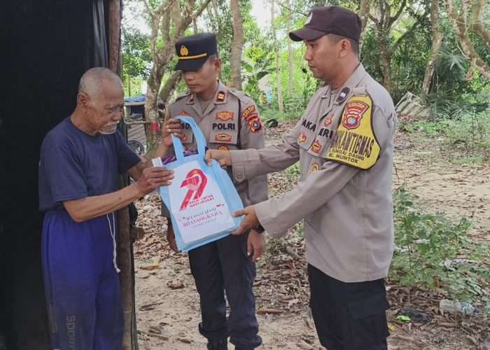 Polsek Mentok Salurkan Bansos, Warga Terharu Disambangi Polisi