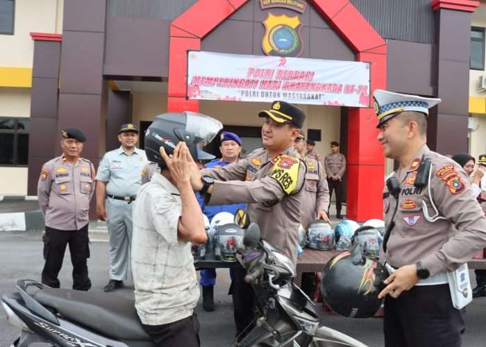 Dikira Razia, Pengendara Malah Dapat Helm dan Bingkisan dari Kapolres