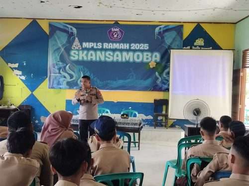 Cegah Narkoba dan Tawuran, Kapolsek Mendo Barat Turun ke Sekolah Bagi Edukasi & Souvenir