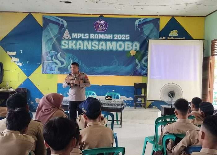 Cegah Narkoba dan Tawuran, Kapolsek Mendo Barat Turun ke Sekolah Bagi Edukasi & Souvenir