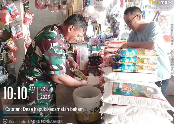 Pastikan Harga Sembako Stabil, Babinsa Kapuk Turun Langsung ke Lapangan