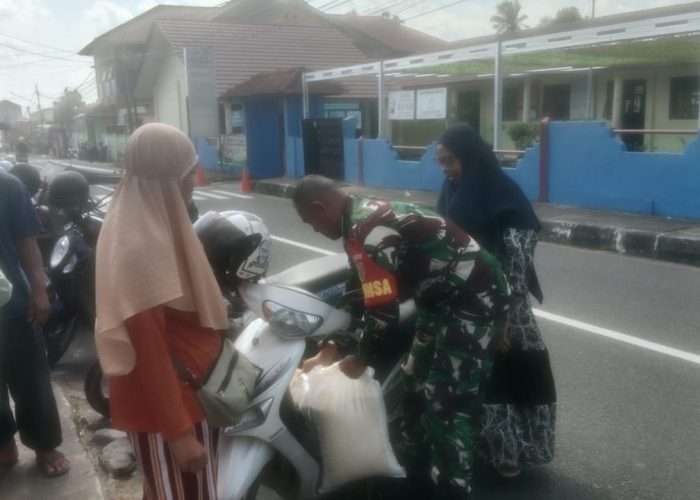 674 KK di Sungailiat Dapat Bansos, Babinsa Turun Langsung Kawal Penyaluran