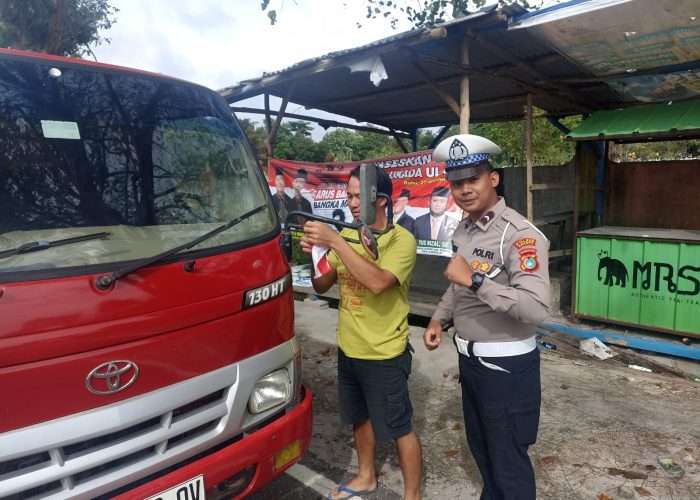 Merah Putih di Jalanan, Satlantas Bangka Bagi-Bagi Bendera ke Sopir Tiap Hari