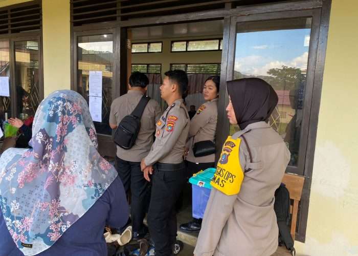 Polres Bangka Kawal Ketat Sortir dan Lipat Surat Suara Pilkada Ulang 2025